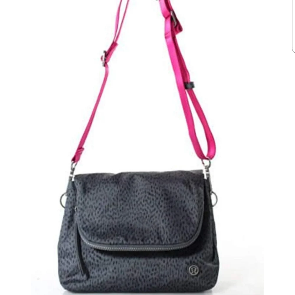 timbuk2 classic messenger bag 36l large 40 cm Laptop compartment blue SKU:12952-01 flowers Lululemon athletica Black Crossbody Smart hook and loop